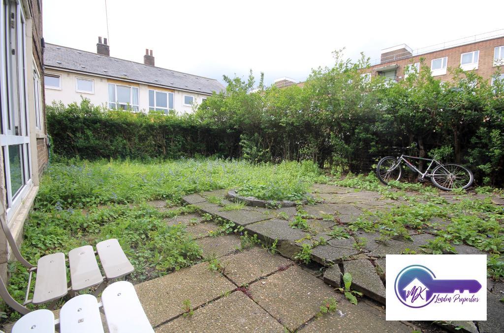 Flat Shacklewell Road in Greater London
