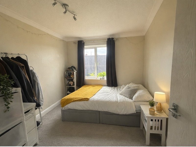 Room Weare Court in Bristol