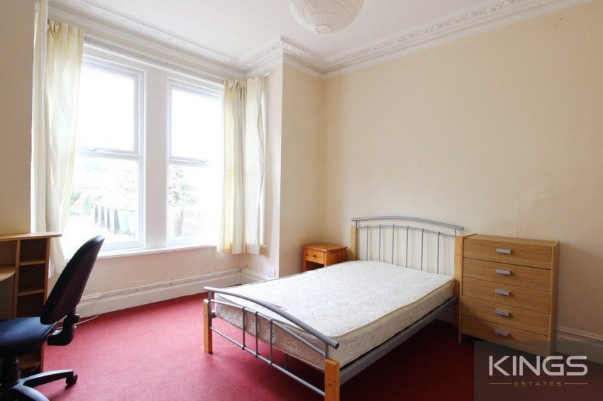 Flat Spring Crescent in Southampton