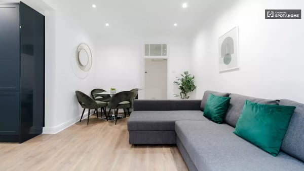 Flat Spring Street in City of Westminster