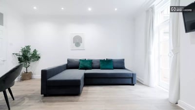 Flat Spring Street in City of Westminster