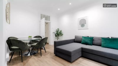 Flat Spring Street in City of Westminster