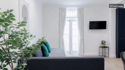 Flat Spring Street in City of Westminster
