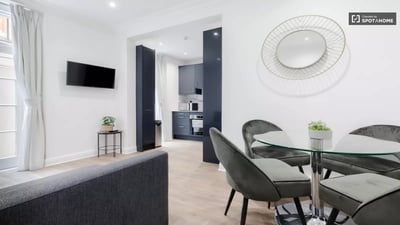 Flat Spring Street in City of Westminster