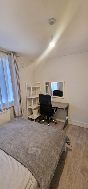 Room Latimer Road in Greater London