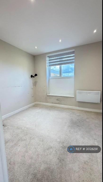 Flat Robinson's Close in Greater London