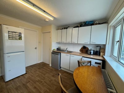 Room Granby Avenue in Livingston