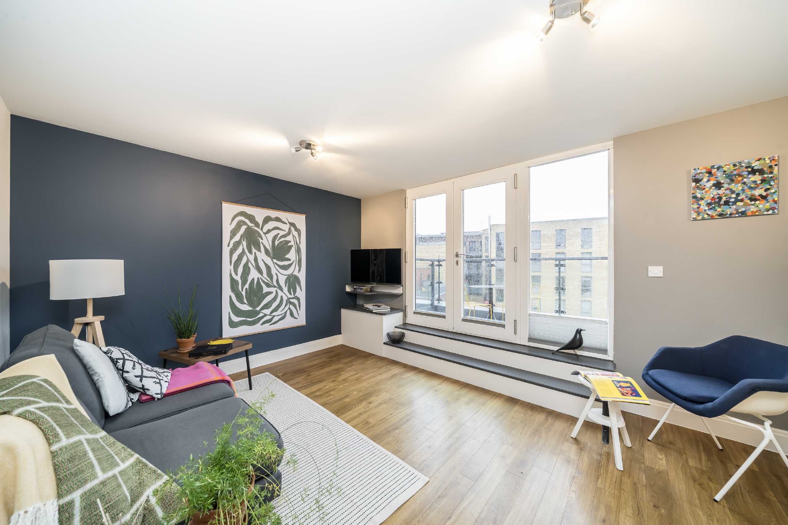 Flat Dugard Way in Greater London