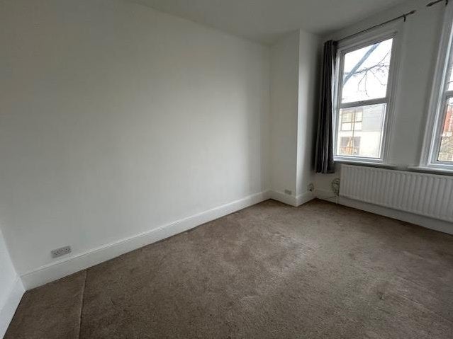 Flat Broad Green Avenue in Greater London