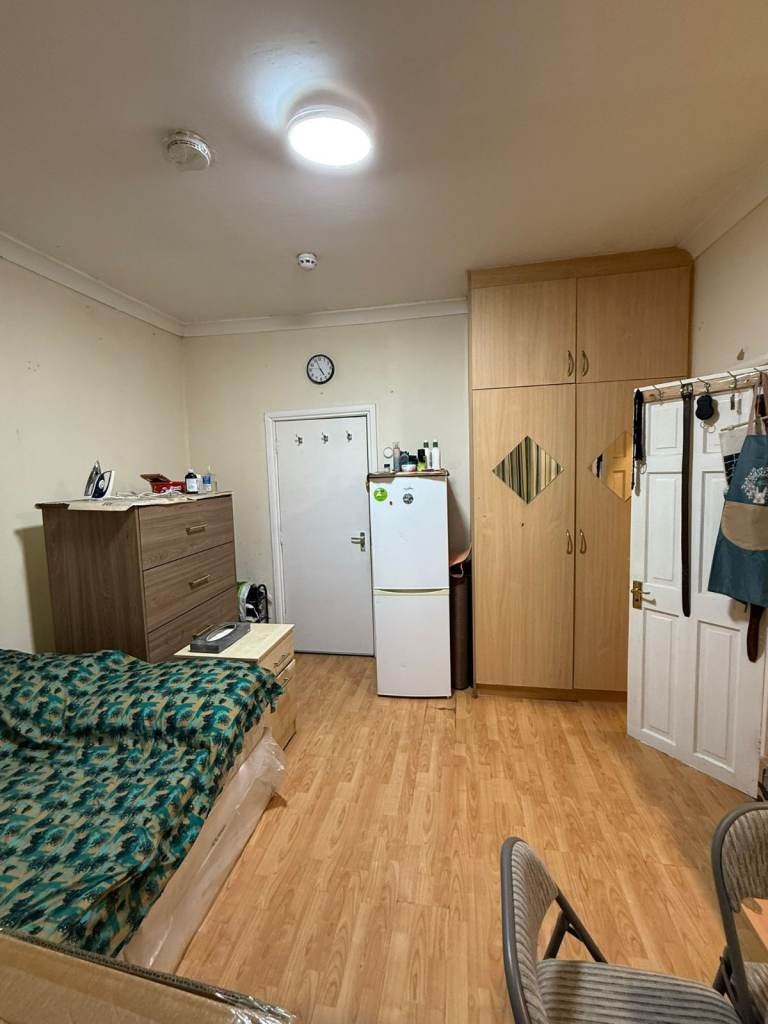 Flat Sunnycroft Road in Greater London