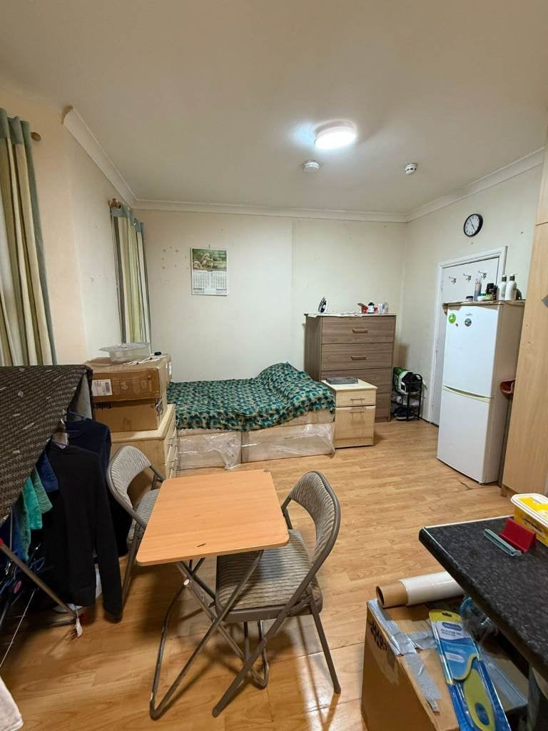 Flat Sunnycroft Road in Greater London