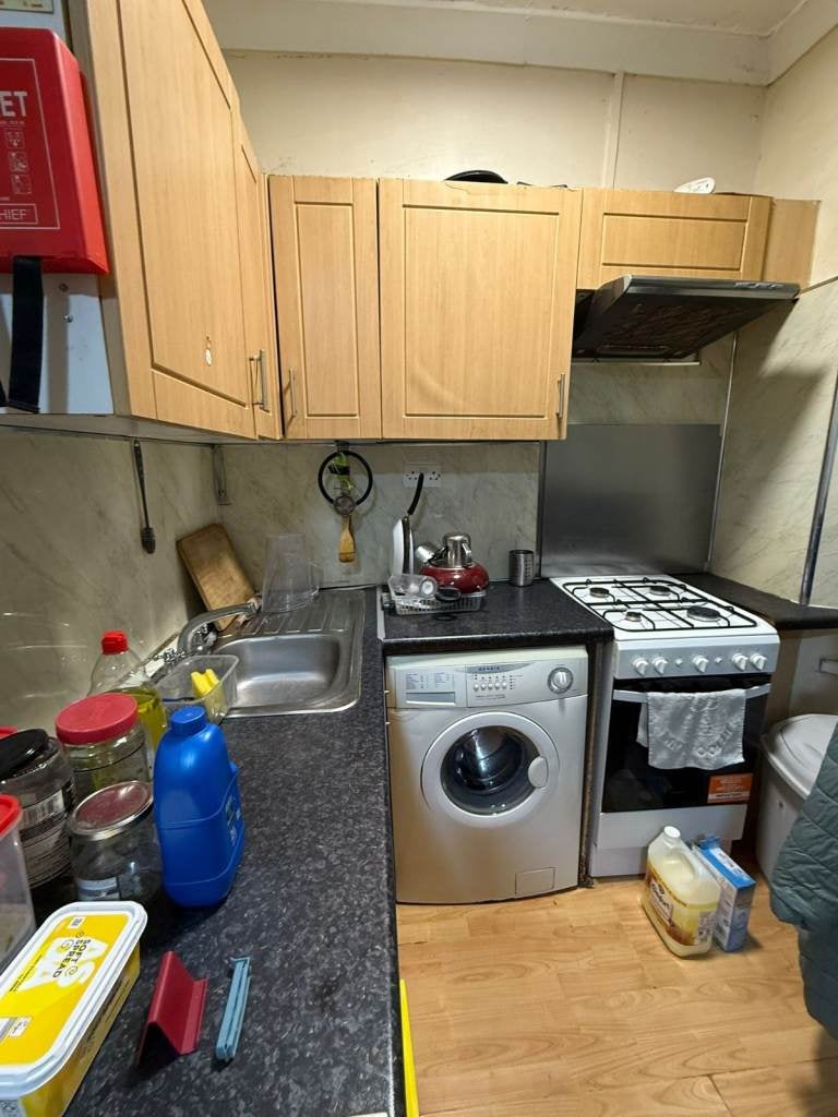 Flat Sunnycroft Road in Greater London
