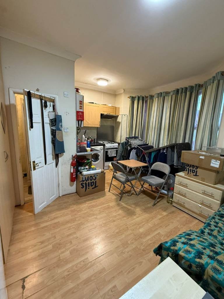Flat Sunnycroft Road in Greater London