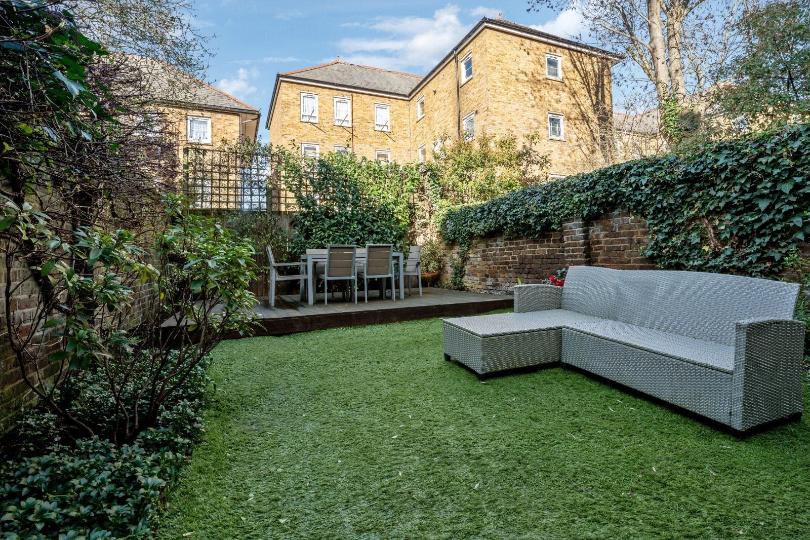 Flat St James's Gardens in Greater London