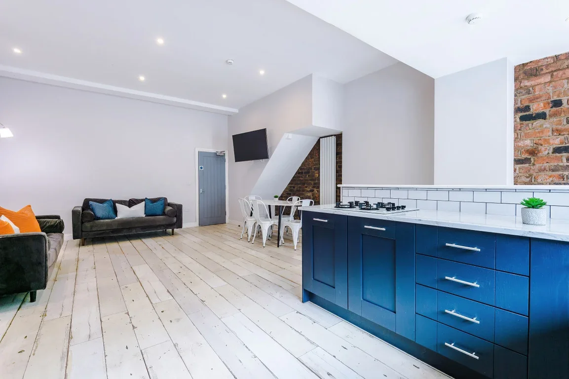 Room Esher Road in Liverpool