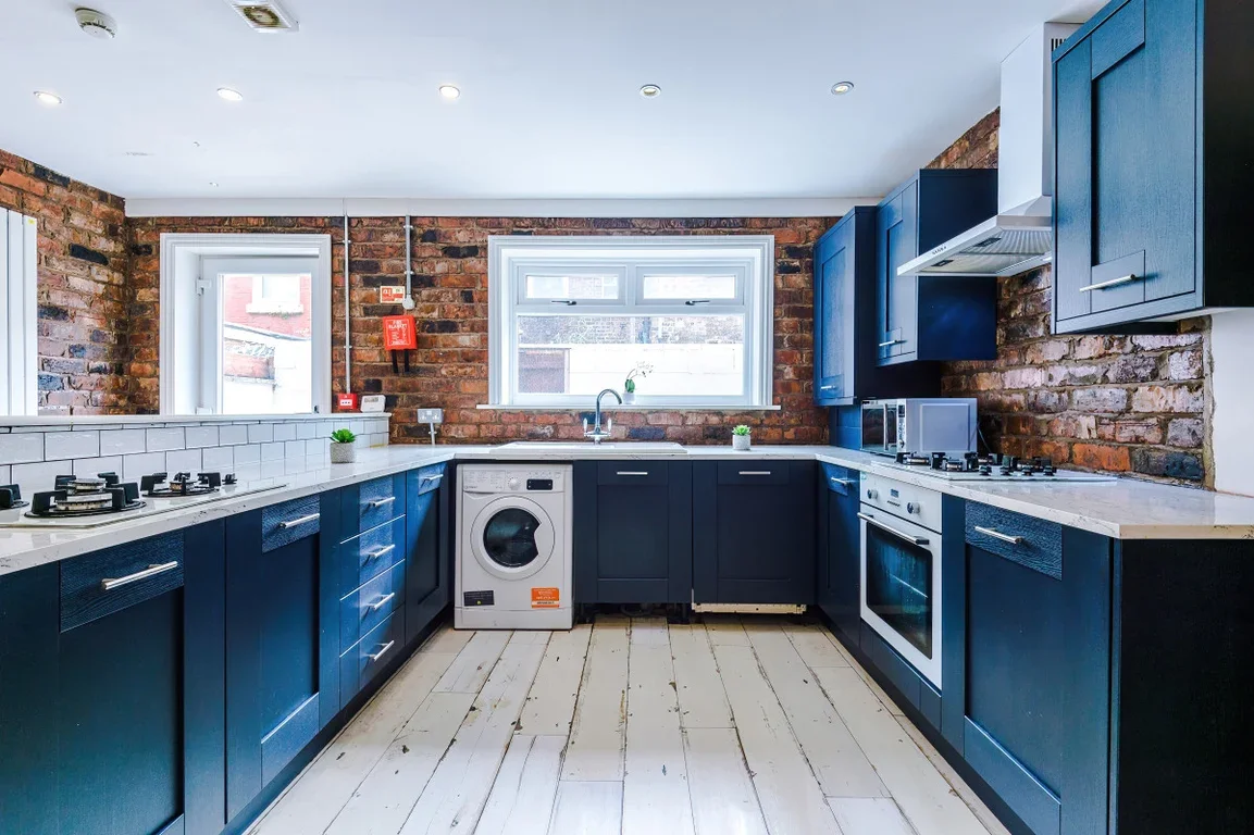Room Esher Road in Liverpool