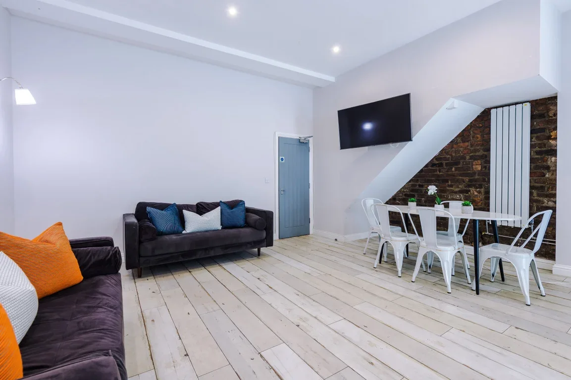 Room Esher Road in Liverpool