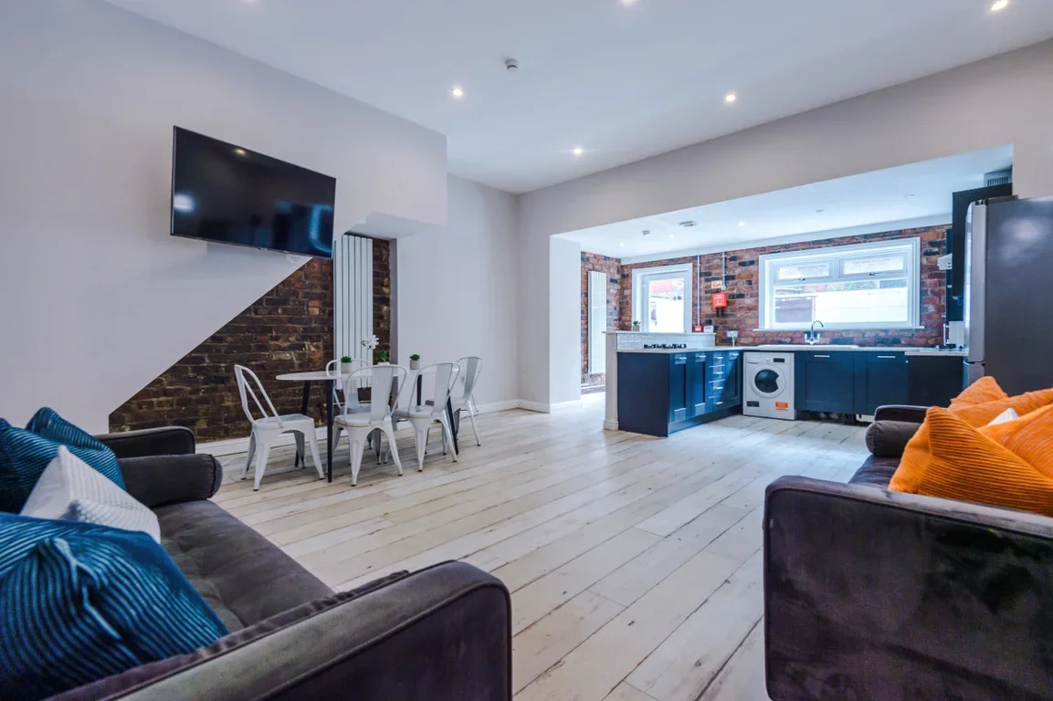 Room Esher Road in Liverpool