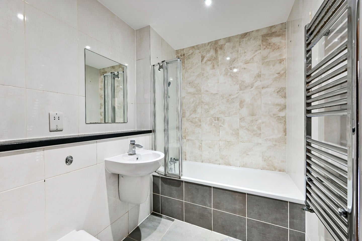 Flat Woodbury Close in Greater London