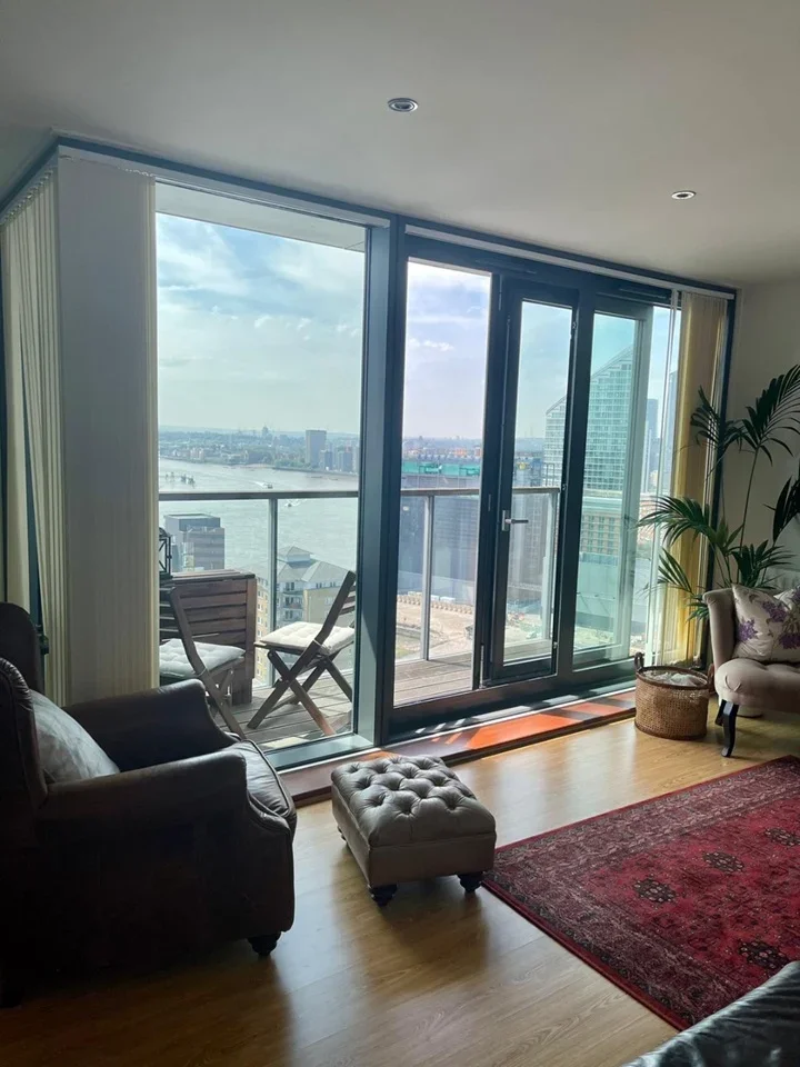 Flat Blackwall Way in Greater London