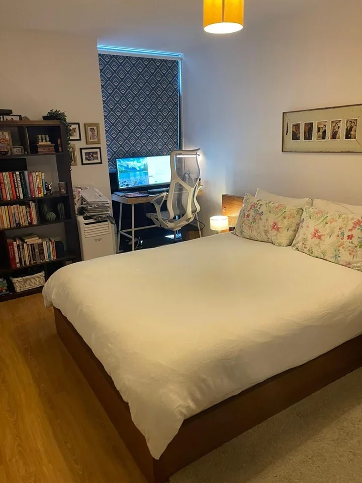 Flat Blackwall Way in Greater London