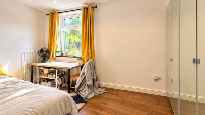 Room Coll's Road in Greater London