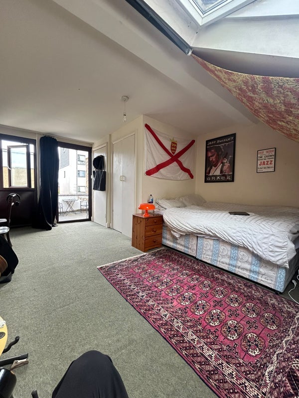 Room Mellish Street in Greater London
