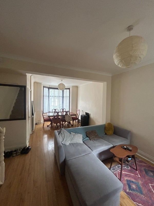 Room Mellish Street in Greater London