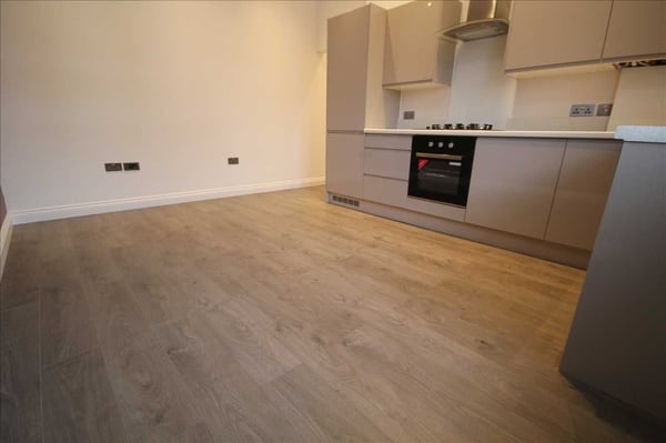 Flat Greenhill Road in Greater London