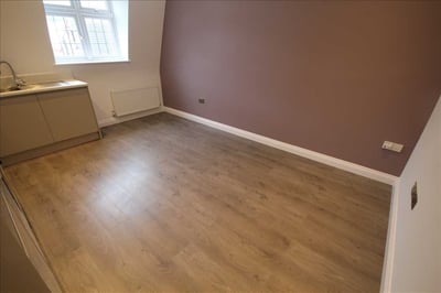 Flat Greenhill Road in Greater London