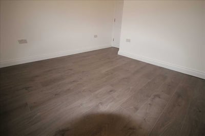 Flat Greenhill Road in Greater London