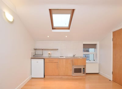 Flat Fortune Green Road in Greater London