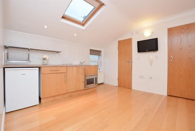 Flat Fortune Green Road in Greater London