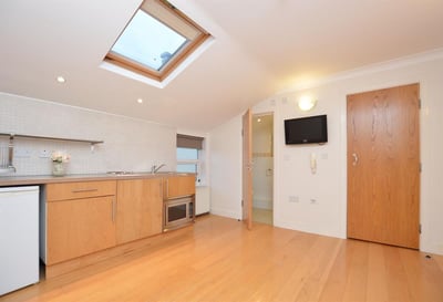 Flat Fortune Green Road in Greater London