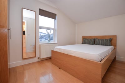 Flat Fortune Green Road in Greater London