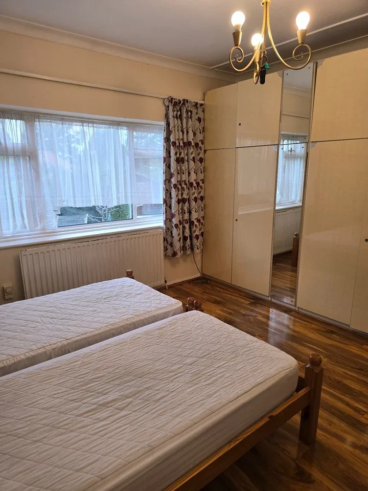 Room Forty Lane in Greater London