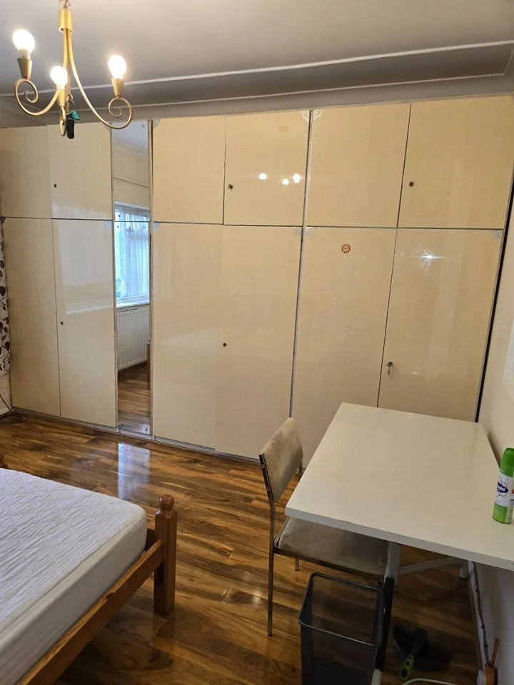 Room Forty Lane in Greater London