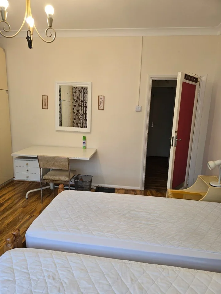 Room Forty Lane in Greater London