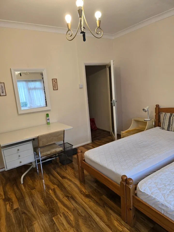 Room Forty Lane in Greater London