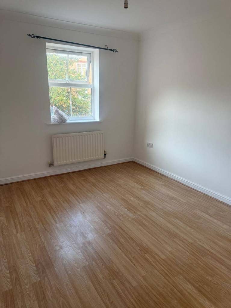 Flat Piper Way in Greater London