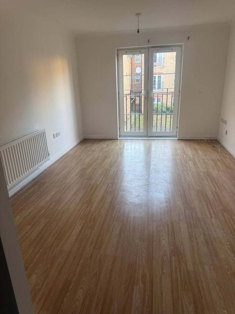 Flat Piper Way in Greater London