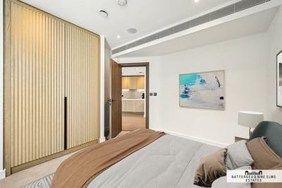 Flat Ponton Road in Greater London