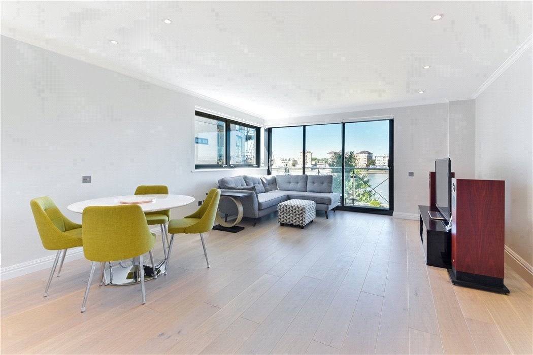 Flat Westferry Road in Greater London