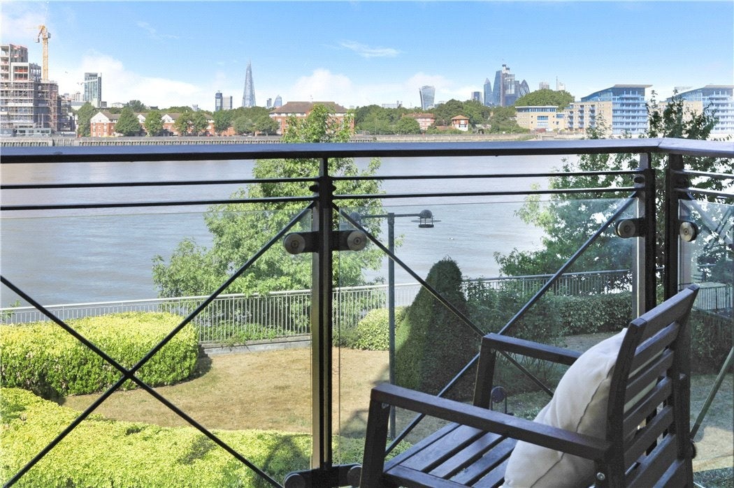 Flat Westferry Road in Greater London