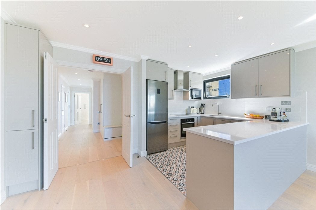 Flat Westferry Road in Greater London
