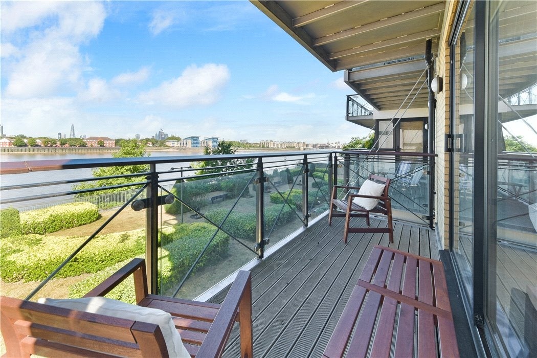 Flat Westferry Road in Greater London