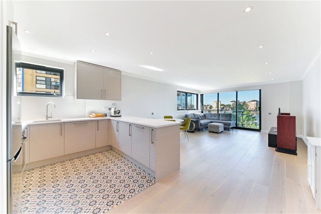 Flat Westferry Road in Greater London