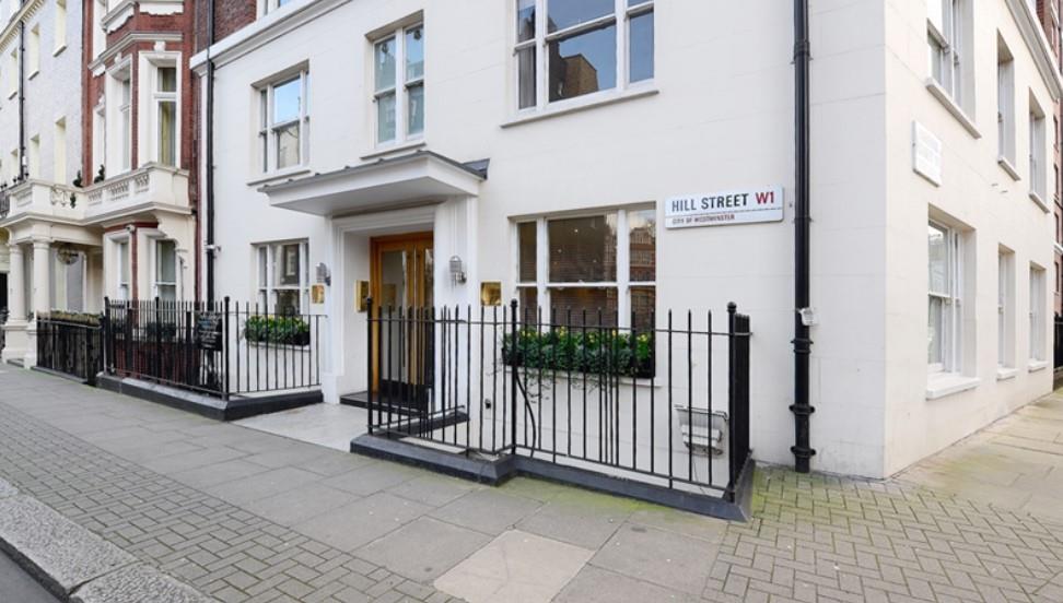 Flat Hill Street in City of Westminster