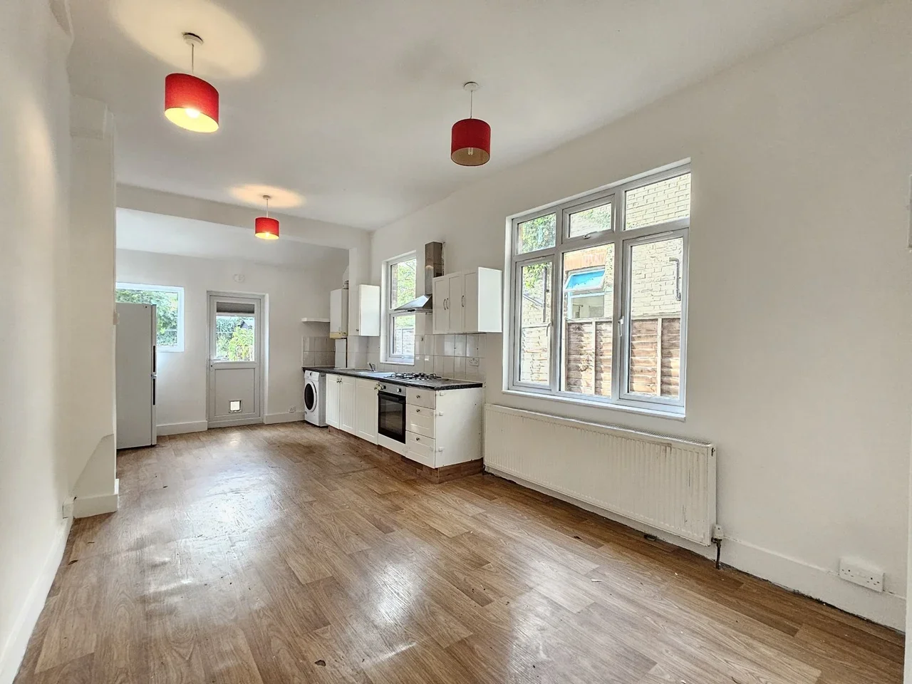 Flat Ferme Park Road in Greater London