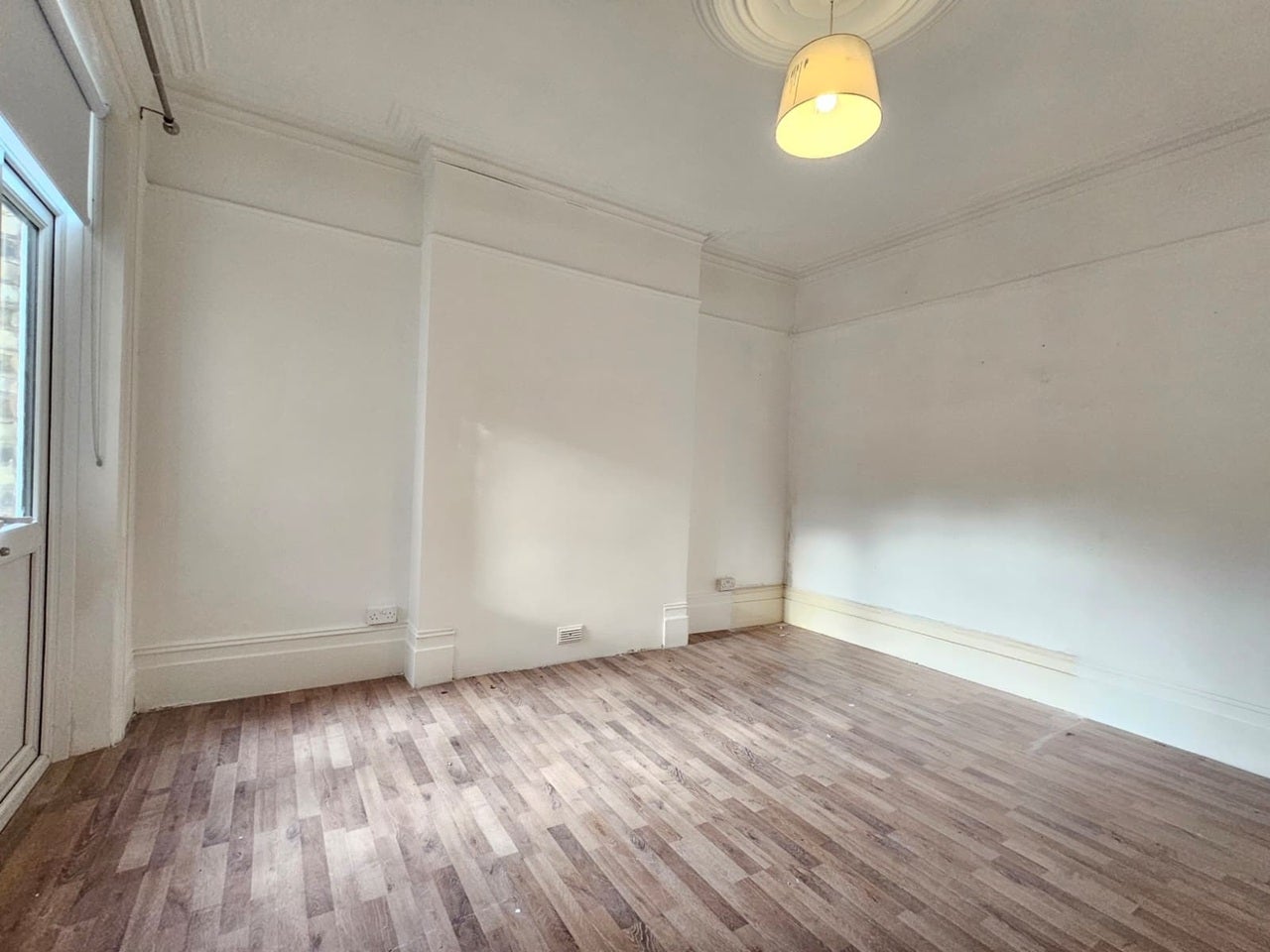 Flat Ferme Park Road in Greater London